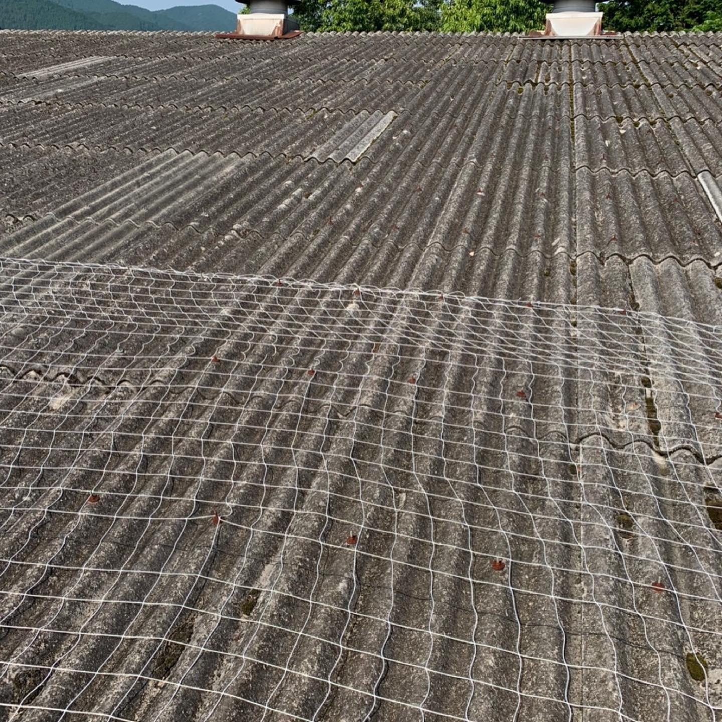 スレート屋根が雨漏れしていたので、協力業者さんにお願いして、カバー工法を施工していきます。雨が降らなければ、あと2、3日で完成するかな〜️️️#熊本#防水工事#雨漏れ#シーリング工事#塗装工事